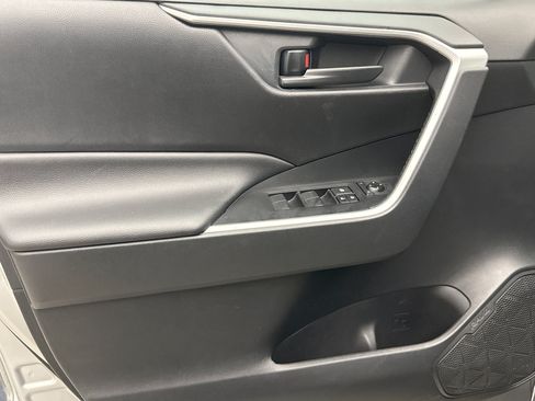 Used 2019 Toyota RAV4 LE AWD/4WD image 9