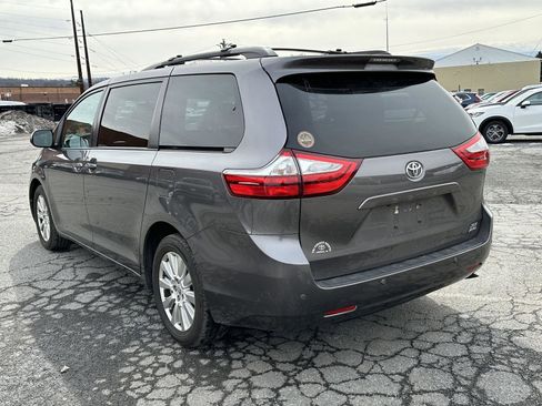Used 2017 Toyota Sienna XLE Premium image 6