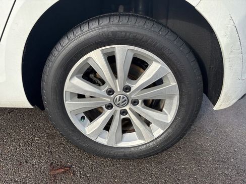 Used 2018 Volkswagen Golf SE image 9