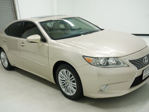 Used 2013 Lexus ES 350 w/ Luxury Pkg FWD image 3