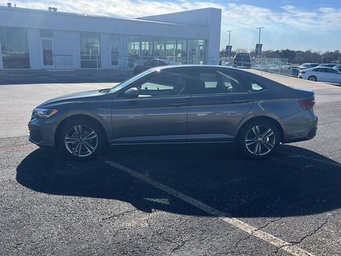 Used 2024 Volkswagen Jetta SE image 3