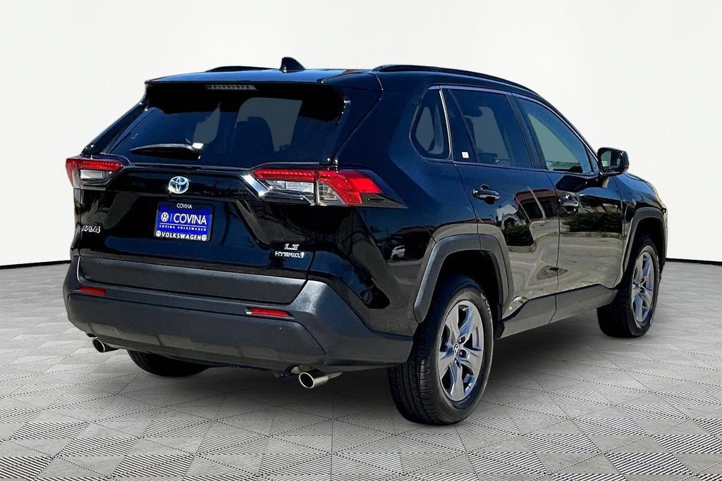 Used 2022 Toyota RAV4 LE AWD/4WD image 6