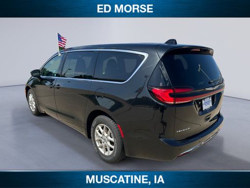 Used 2023 Chrysler Pacifica Touring-L FWD image 3