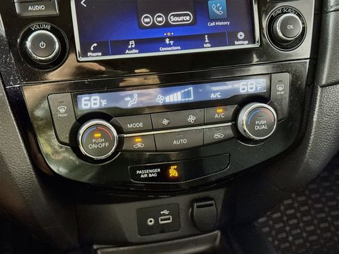 Used 2018 Nissan Rogue SV AWD/4WD image 18