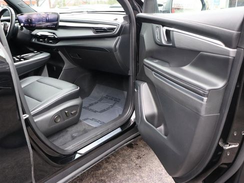 Used 2025 Buick Enclave Preferred image 17