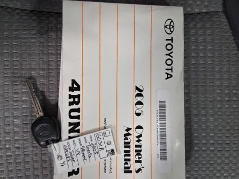 Used 2005 Toyota 4Runner SR5 AWD/4WD image 28