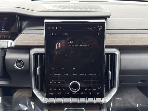 Used 2025 GMC Acadia Denali AWD/4WD image 36