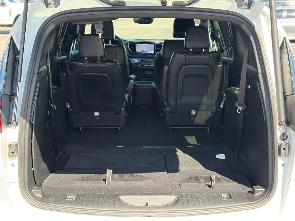 Certified 2025 Chrysler Pacifica Select FWD image 10
