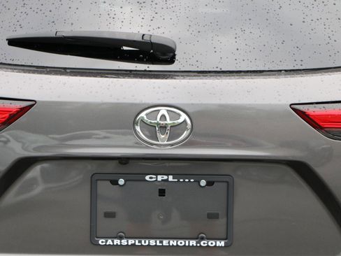 Used 2022 Toyota Highlander LE FWD image 5