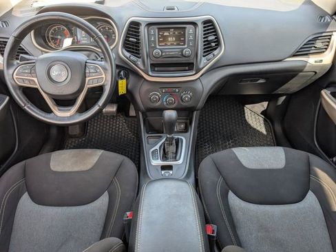 Used 2017 Jeep Cherokee Sport FWD image 5