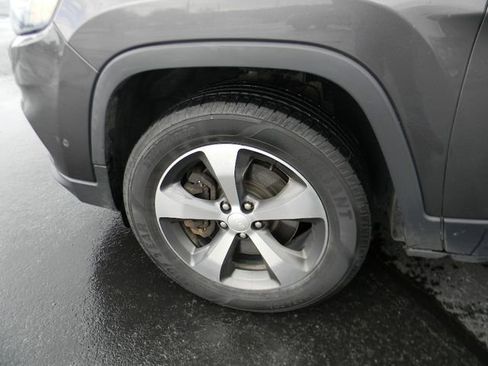 Used 2019 Jeep Cherokee Limited w/ Luxury Group AWD/4WD image 10