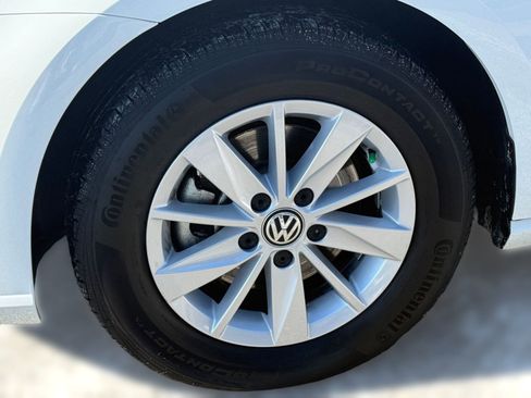 Used 2018 Volkswagen Golf S image 11