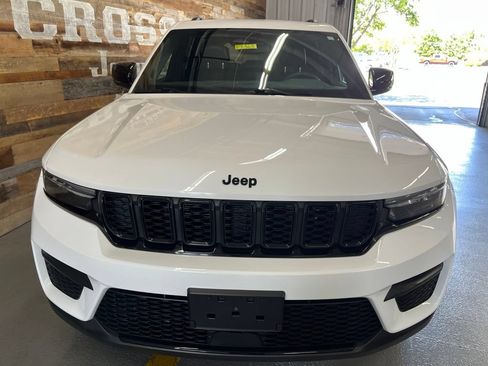 Used 2023 Jeep Grand Cherokee Altitude AWD/4WD image 7