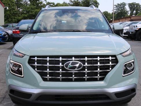 Used 2025 Hyundai Venue Limited FWD image 2
