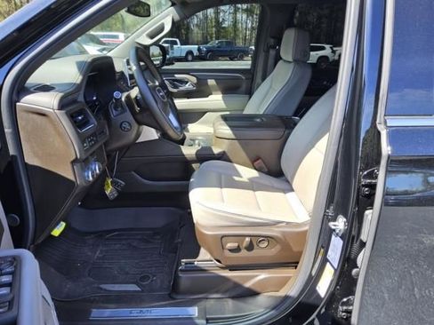 Used 2024 GMC Yukon SLT w/ SLT Luxury Package image 6