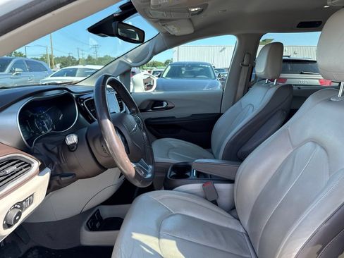 Used 2019 Chrysler Pacifica Touring-L FWD image 9