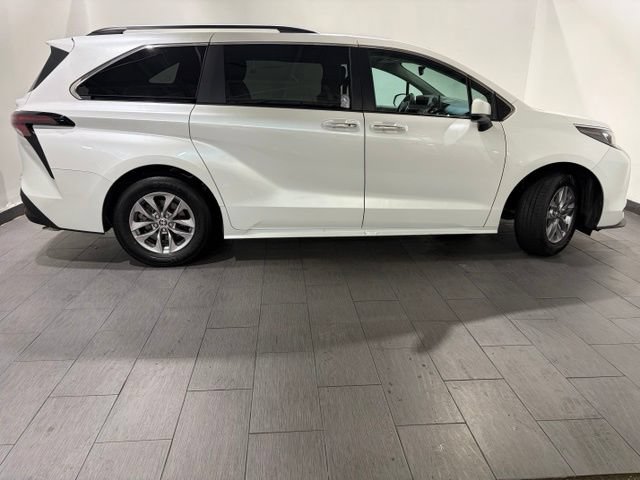 Used 2024 Toyota Sienna XLE FWD image 6