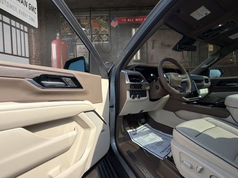 Used 2026 GMC Yukon Denali w/ Sun & Power Step Package AWD/4WD image 15