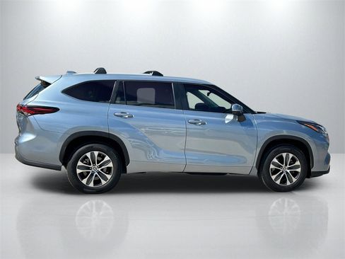 Certified 2024 Toyota Highlander XLE image 4