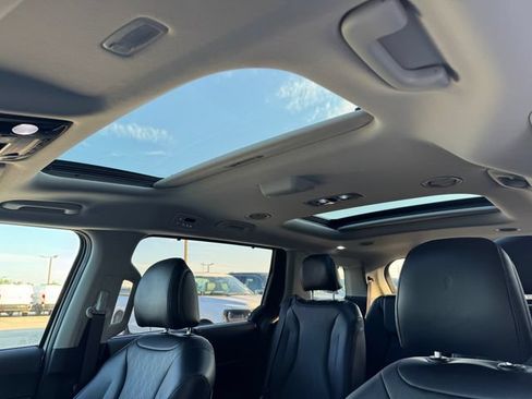 Used 2025 Kia Carnival SX w/ SX Dark Edition Package FWD image 28