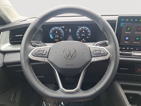 New 2025 Volkswagen Tiguan SE FWD image 21