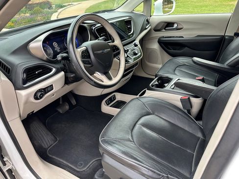 Used 2018 Chrysler Pacifica Limited FWD image 4