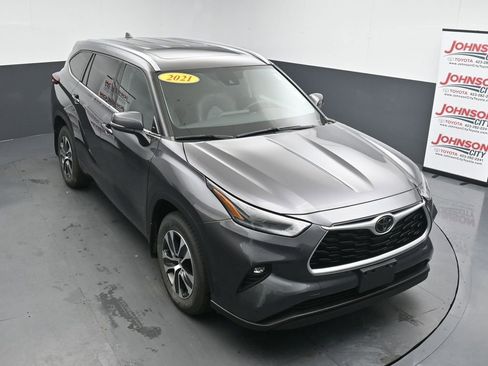 Used 2021 Toyota Highlander XLE AWD/4WD image 27