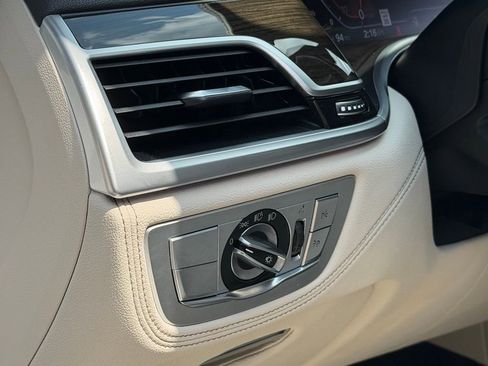 Used 2022 BMW 750i xDrive w/ Luxury Rear Seating Package image 28