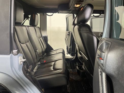 Used 2015 Jeep Wrangler Unlimited Sahara w/ Connectivity Group AWD/4WD image 22