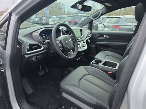 New 2026 Chrysler Pacifica Select w/ S Appearance Package image 3