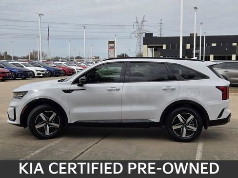 Used 2022 Kia Sorento EX w/ Panoramic Sunroof Package image 3