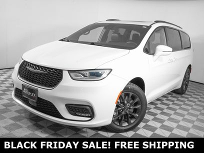 Used 2021 Chrysler Pacifica Limited w/ Uconnect Theater Family Group