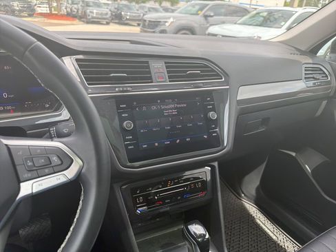 Used 2023 Volkswagen Tiguan SE w/ Panoramic Sunroof Package image 32