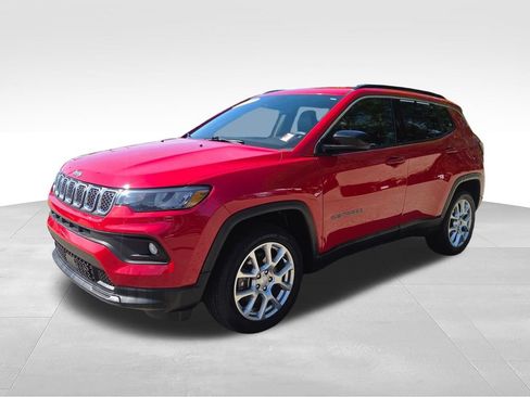 Used 2023 Jeep Compass Latitude AWD/4WD image 3