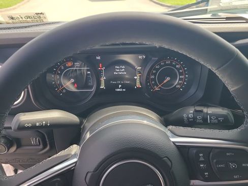 Used 2025 Jeep Wrangler Unlimited Sahara w/ Safety Group AWD/4WD image 19