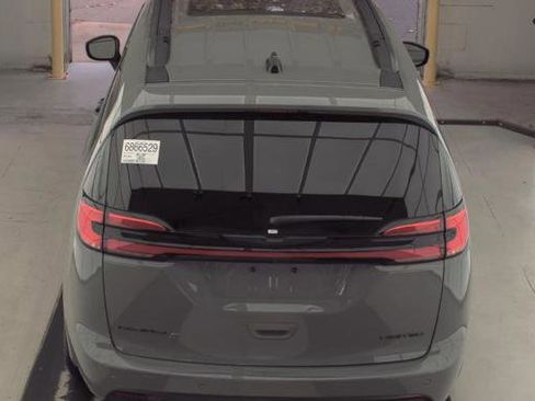 Used 2025 Chrysler Pacifica Limited image 6