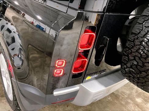 Used 2022 Land Rover Defender 110 SE image 34