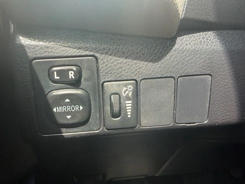 Used 2015 Toyota Corolla LE FWD image 17