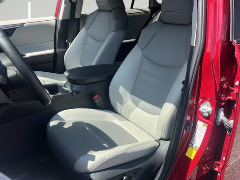 Used 2022 Toyota RAV4 XLE Premium FWD image 15