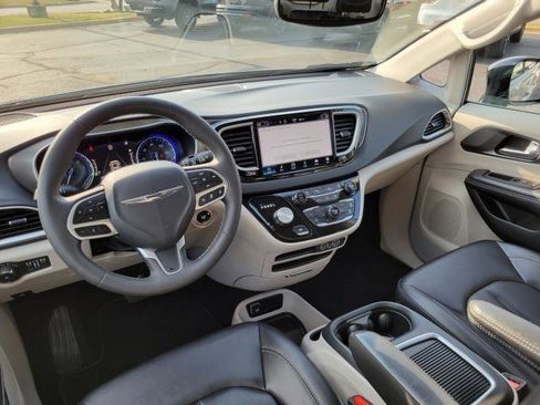 Used 2024 Chrysler Pacifica Touring-L image 23