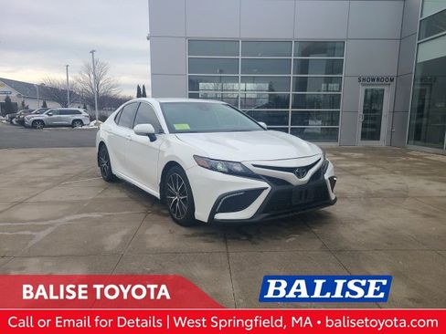 Used 2024 Toyota Camry SE image 1