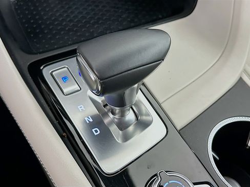 Used 2025 Genesis G70 2.5T image 25