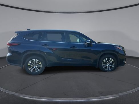 Used 2024 Toyota Highlander XLE FWD image 9