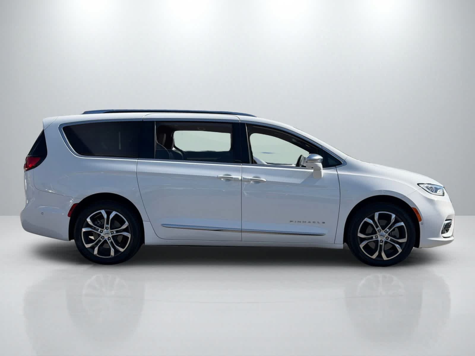 Used 2024 Chrysler Pacifica Pinnacle AWD/4WD image 8