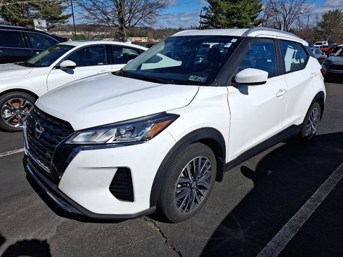 Used 2023 Nissan Kicks SV image 2