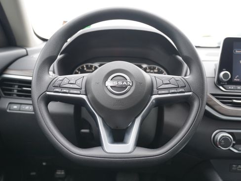 Used 2025 Nissan Altima 2.5 SV FWD image 17