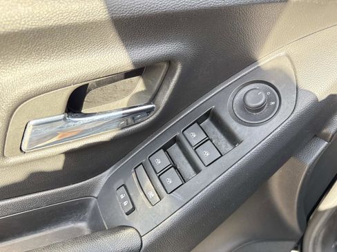 Used 2022 Chevrolet Trax LT w/ LT Convenience Package image 16