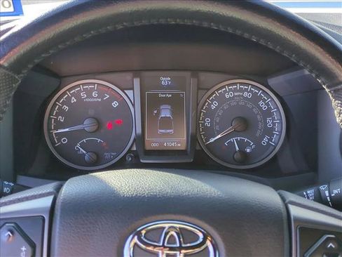 Used 2022 Toyota Tacoma TRD Off-Road image 11