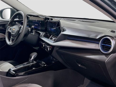 Used 2025 Chevrolet Trax LT image 24