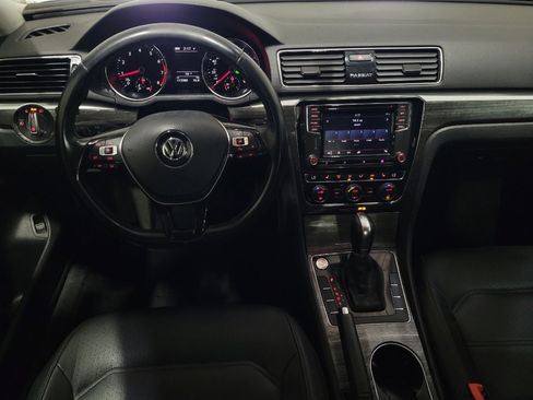 Used 2018 Volkswagen Passat 2.0T SE FWD image 22